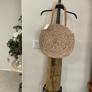 🔥 NWT~The VACATION TOTE Universal Treads Round Straw Tote Bag 1 Inside pocket